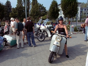 "Achtung" Uta, Vopo hinter Dir !!