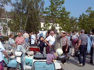 immer wieder Roller und viele Menschen
