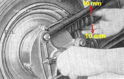 Kettenspannung pr�fen und einstellen